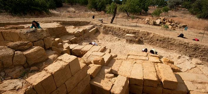 Αποκαλύφθηκε ελληνιστικό θέατρο στη Σικελία -Βρήκαν μέχρι θεατρικές μάσκες [εικόνα]